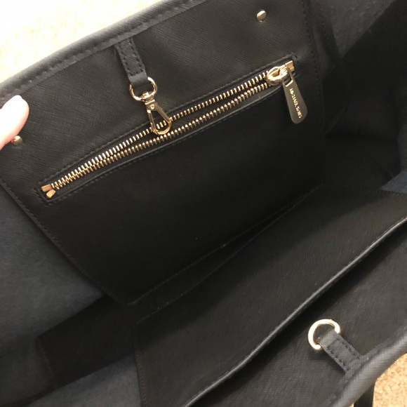 Large black Michael Kors leather tote purse - Picture 4 of 5